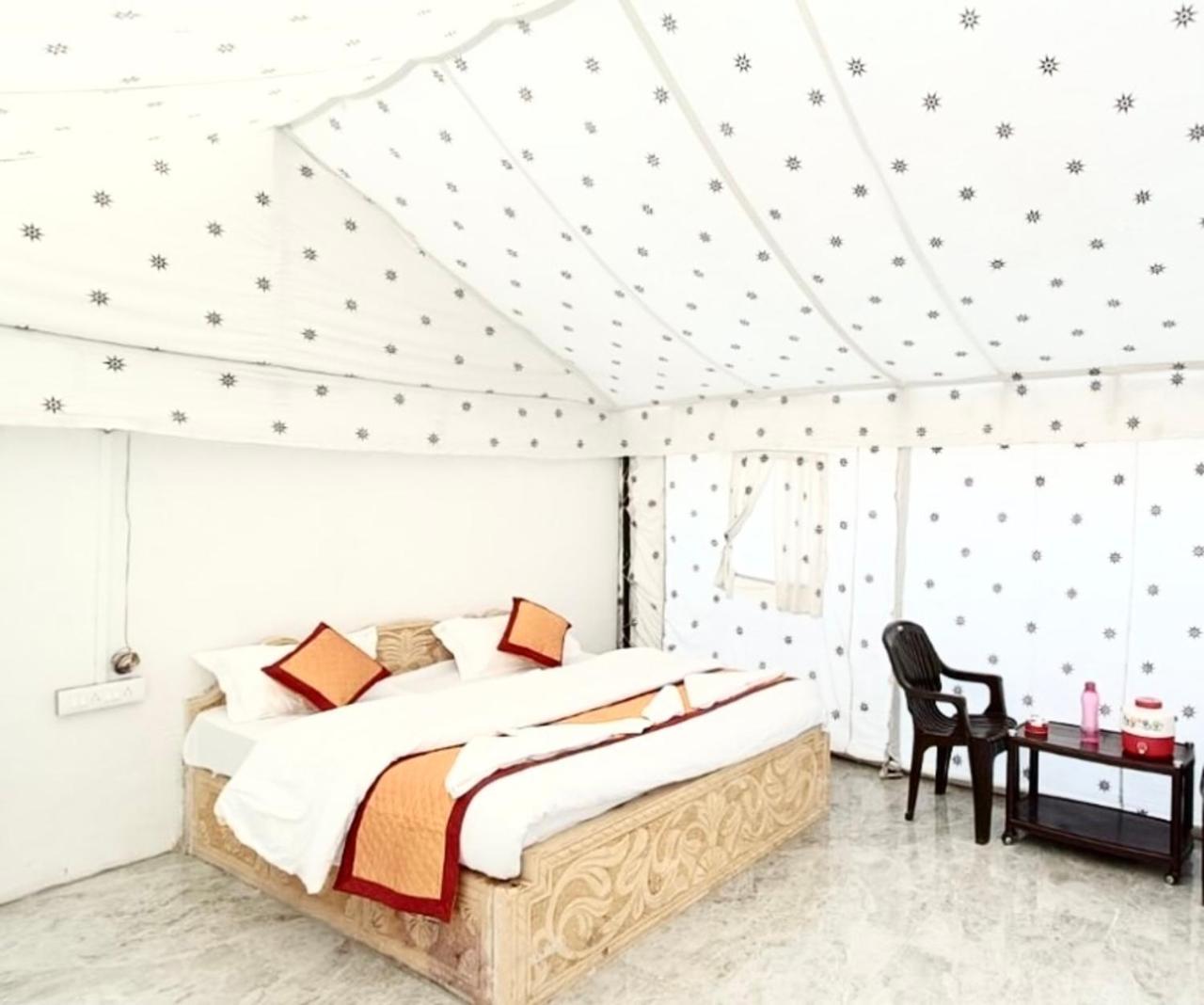 The Saffron Desert Camp Jaisalmer Buitenkant foto